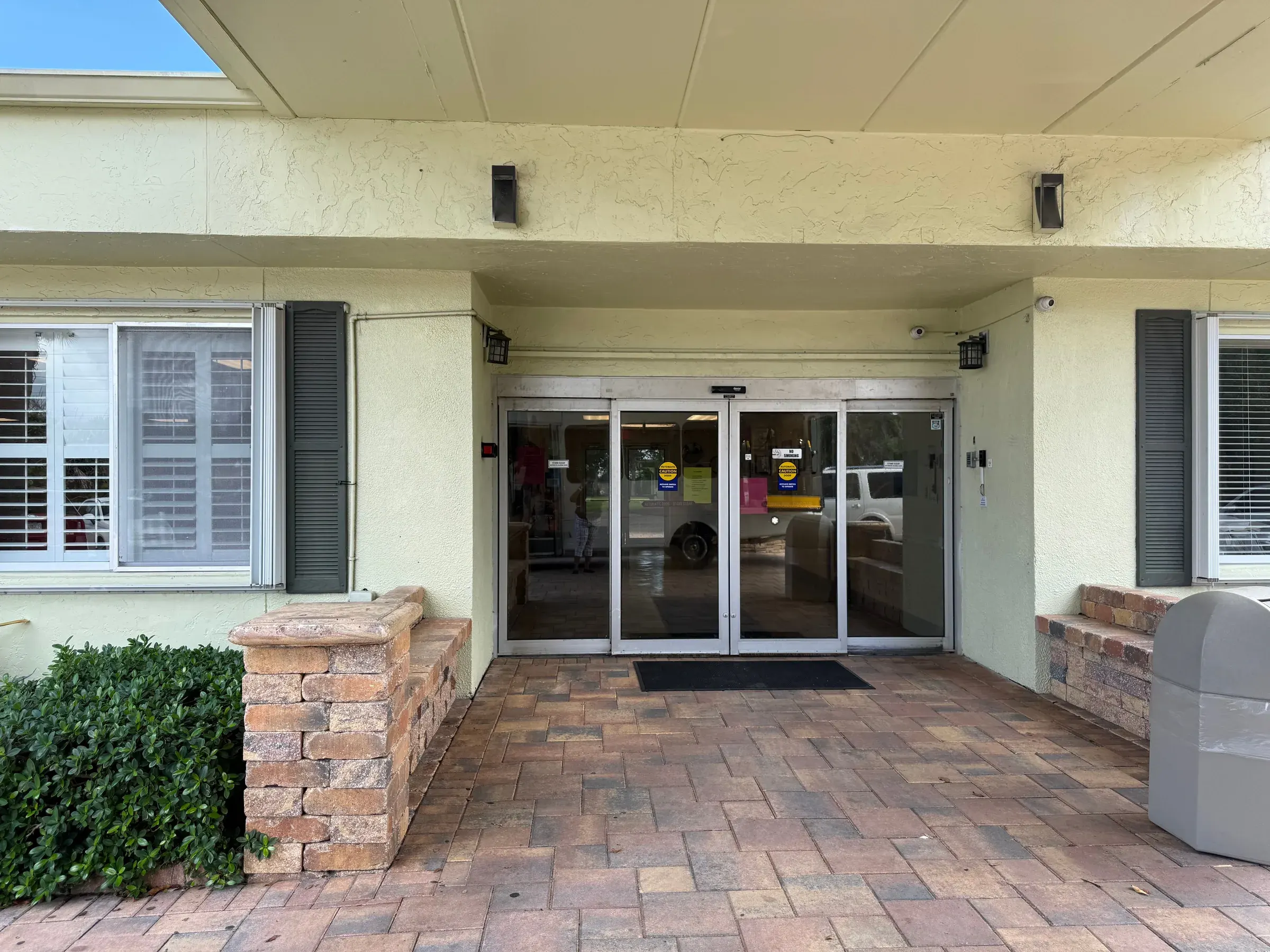 The front doors of Vivo Healthcare Fort Pierce